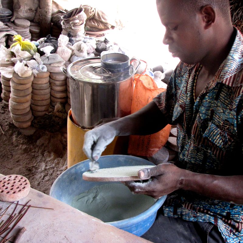 Filling mould with recycled glass powder