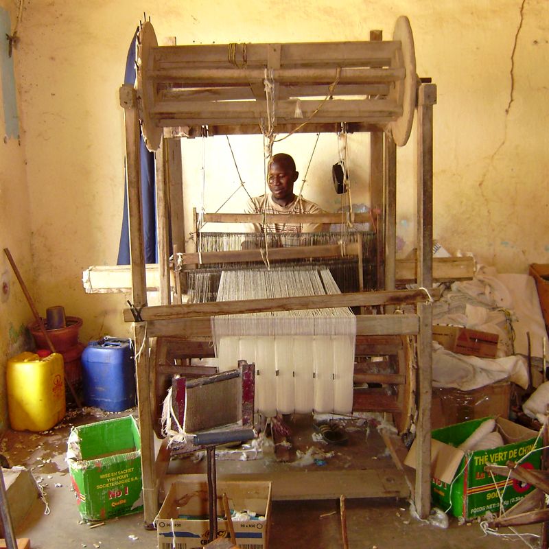 Weaving undyed cotton: Segou Mali