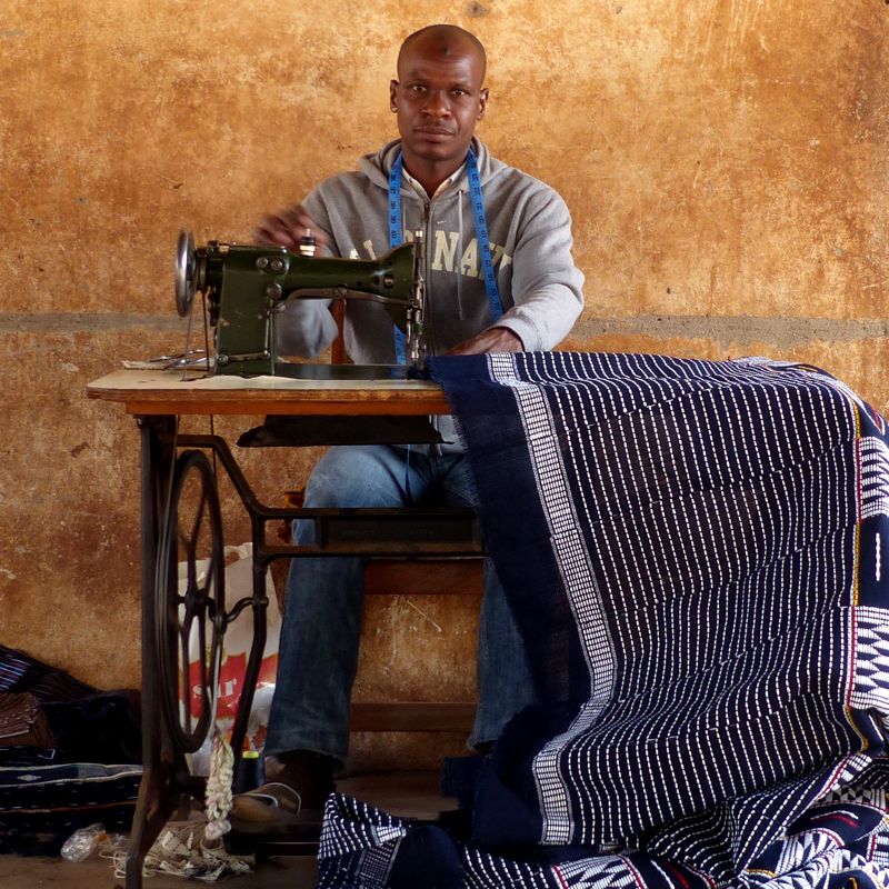 Sewing Baoulé cloth: Waraniene, Côte d'Ivoire